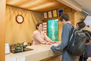 ホテルフロントの仕事内容を徹底解説！スキル・年収・なり方まで