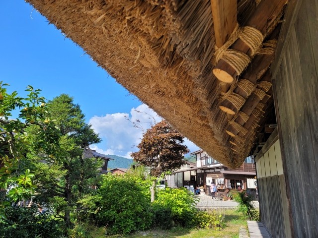 飛騨高山エリア（岐阜県）観光スポット：飛騨高山古い町並み、白川郷、新穂高温泉
アクティビティ：伝統的なイベント参加、郷土料理の体験
オススメグルメ：飛騨牛のしゃぶしゃぶや郷土料理