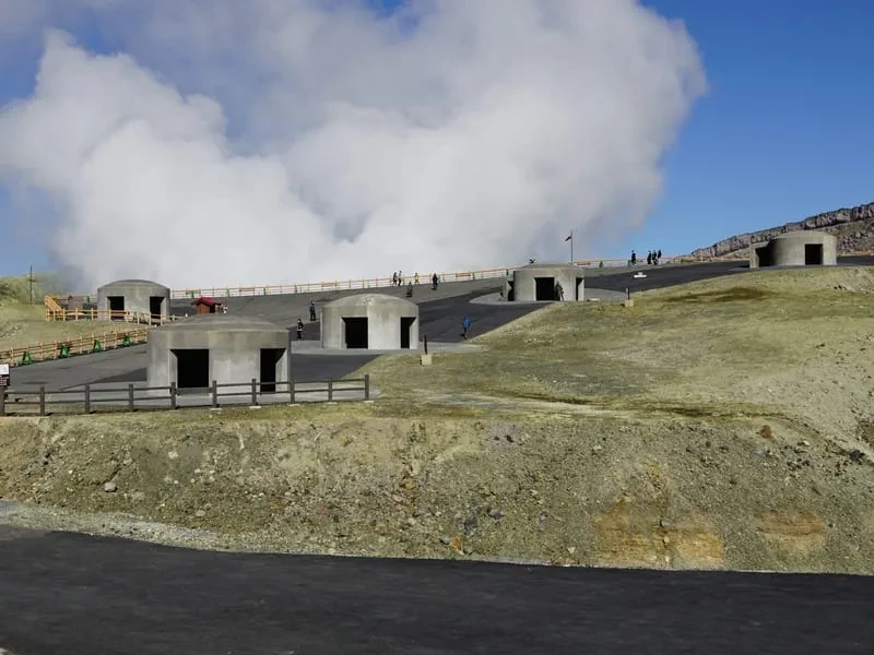 阿蘇山（あそさん）／九州標高：1,592メートル（高岳）
特徴：熊本県の活火山で、カルデラ地形が見事です。