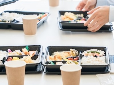 住み込みリゾートバイトの食事は？多くの求人は食事補助が付いています。
食事が提供されるタイプの補助と現金で補助が出るタイプの２種類があります。
補助回数が1日2食のところもあれば3食のところも！
お弁当スタイルやバイキングスタイル、料亭の余り物が食べれるところもあり、提供方法も様々です。