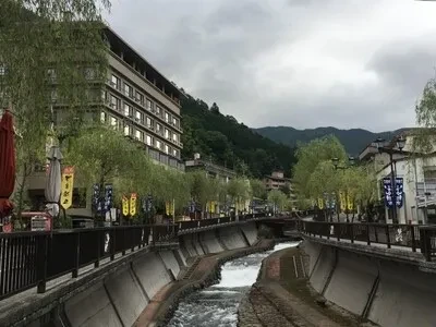 下呂温泉奈良時代から続く歴史を持つ温泉地で、アルカリ性単純温泉で美肌効果が高い「美人の湯」として知られています。温泉街には足湯や共同浴場が点在し、観光と癒しの両方を楽しむことができます。