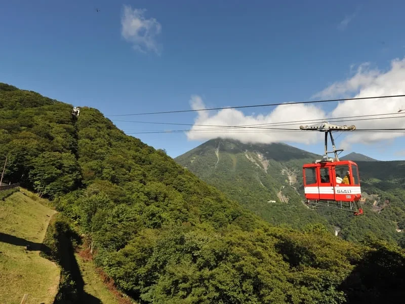 男体山（なんたいさん）／関東標高：2,486メートル
特徴：日光の霊峰で、登山道が整備されており、山頂からの景色が美しいです。