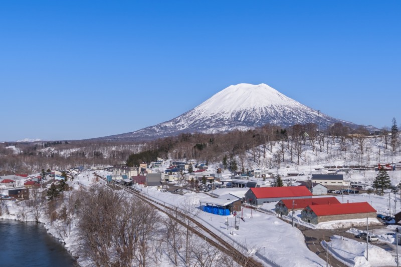 ニセコ本州の猛暑を避けて涼しく働ける北海道。羊蹄山の眺望、繁忙期ならではの高時給案件も豊富です。
