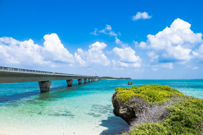 宮古島東洋一の白砂と透明度の高い海が広がる人気の離島。絶景ビーチでのマリン求人が多く、海好きにはたまらない環境です。