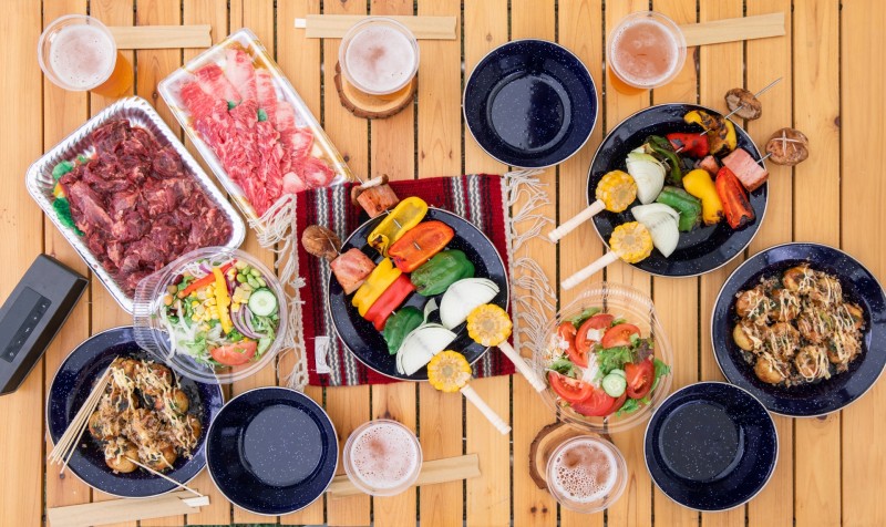 星のや富士「グランピングダイニング」 森を望むダッチオーブン料理や朝食づくり体験など、アウトドアならではの食シーンを満喫できます。