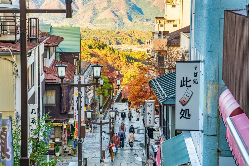 伊香保温泉創業440年の歴史ある旅館で、伝統のおもてなしを学べる貴重なチャンス。未経験からでも安心して成長できる環境が整っており、社会人になる前に本物の接客スキルを身につけられます。