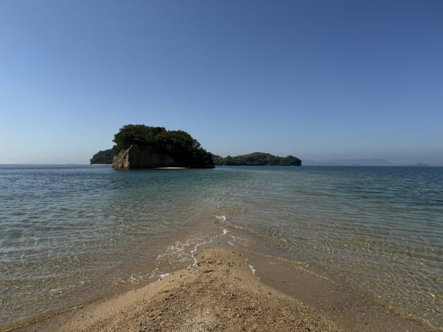 香川：小豆島瀬戸内海に浮かぶ小豆島は1年を通じて温暖な気候に恵まれた、自然とグルメ、アクティビティを楽しめます。オリーブの栽培で知られ、オリーブ園が広がっています。