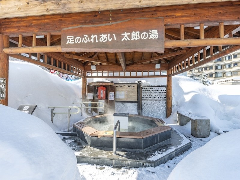 足のふれあい太郎の湯無料で足湯を楽しむことができます。足湯に浸かりながら、温泉街の雰囲気を楽しむことができ、リラックスしたひとときを過ごせます。観光の合間に立ち寄るのに最適です。