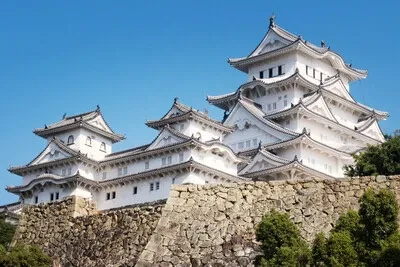 白く美しい外観日本三名城のひとつに数えられている姫路城。白く美しい外観は別名「白鷺城」とも呼ばれるほどで、昼間はもちろん夜間のライトアップも幻想的です。城内ではARで再現したバーチャル空間を楽しむことができます。