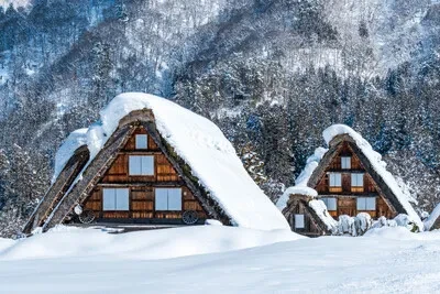 豪雪にも耐えてきた、合掌造りの建物屋根の傾斜をきつく取ることで、雪が屋根の上に多く積もらないようにして、屋根からの雪おろしの回数を減らせるようにしています。
まさに先人の知恵の結晶ですね。