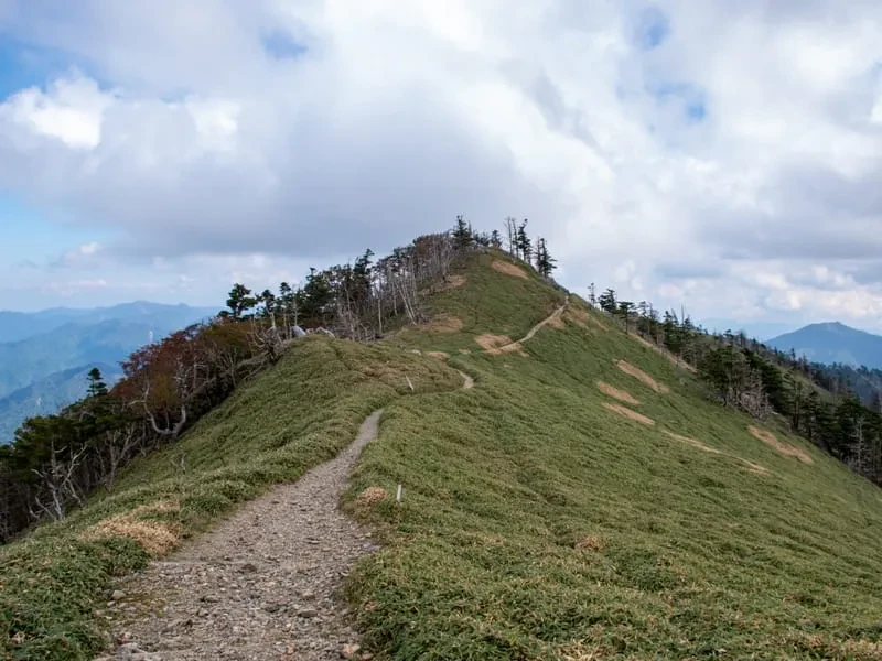 剣山（つるぎさん）／四国標高：1,955メートル
特徴：徳島県に位置し、登山道が整備されており、涼しい気候が楽しめます。