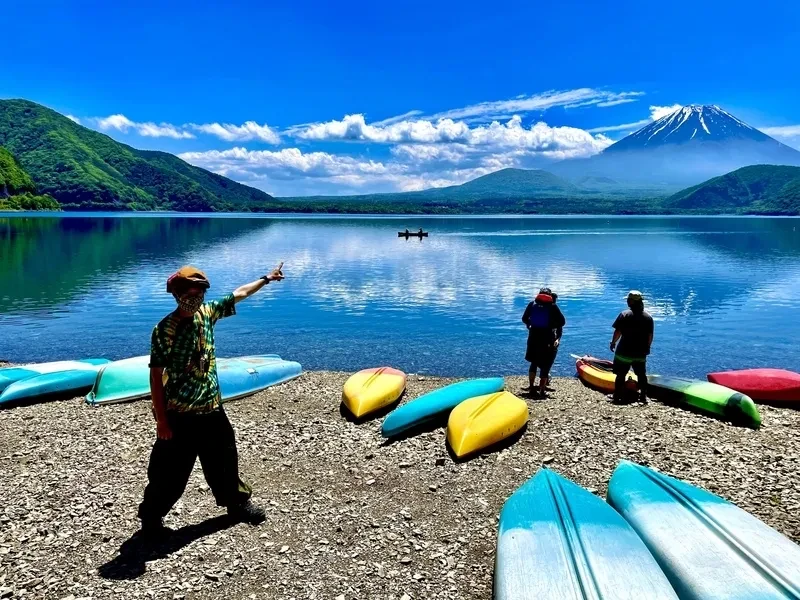 カヌーやカヤック山中湖や河口湖では、カヌーやカヤックを楽しむことができ、湖上から富士山を望むことができます。穏やかな湖面を漕ぎながら、自然を身近に感じられて最高です。