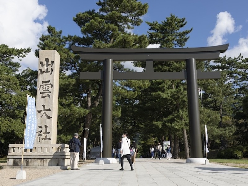 出雲大社縁結びの神・福の神として名高い出雲大社。出雲に訪れたら必須の名スポット。正門まで続く約700mの距離の通りは、お土産屋さんや名物の出雲そば・ぜんざいのお店など、さまざまな店舗が並びます。