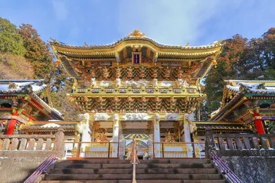 東照宮のシンボル、陽明門黄金に輝くこの門は、国宝に指定された日本を代表する最も美しい門といわれています。匠の技が光る数々の繊細な彫刻により構成された門は、いつまで見ていても見飽きないので「日暮の門」とも呼ばれています。