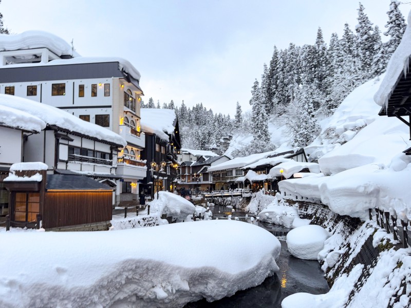 銀山温泉（山形）ガス灯と大正ロマンの木造旅館が雪に映える、温泉街そのものが絵になる場所