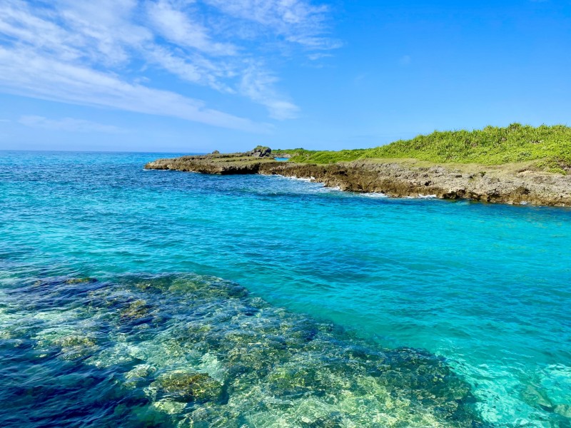 宮古島「宮古ブルー」と称される透明度抜群の海が魅力の、沖縄離島リゾート最高峰のエリア。夏は与那覇前浜ビーチでの海水浴やマリンスポーツ体験が満喫でき、寮から数分で海という好立地の勤務先も多数。一年中温暖な気候で全国から仲間が集まるので、出会いの多さも宮古島ならではの魅力です。