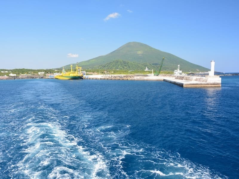 東京：八丈島東京都にある離島の一つで羽田空港から55分で行けます。東京とは思えないほど海と山の大自然に囲まれた島です。