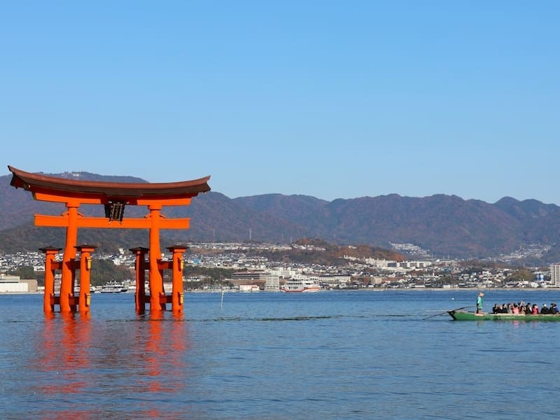 広島：宮島(厳島)宮島は瀬戸内海に浮かぶ島で美しい自然景観で知られており、特に紅葉の季節には多くの観光客が訪れます。宮島口桟橋よりフェリーで10分ほどでつきます。