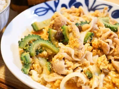ゴーヤチャンプルーゴーヤは沖縄の伝統的な野菜で、ゴーヤチャンプルーはその代表的な料理です。ゴーヤ、豆腐、豚肉、卵などを炒めて作られる料理で、ヘルシーで美味しいです。