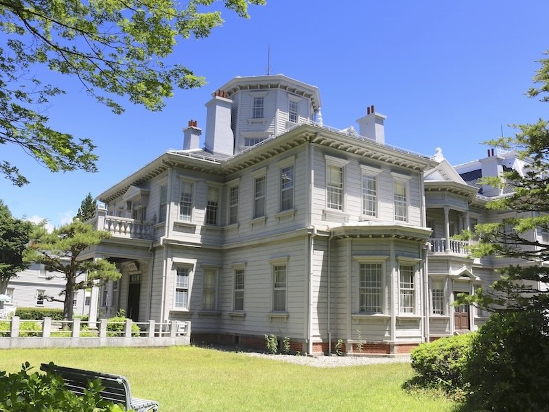 天鏡閣ルネッサンス様式の意匠をこらした洋館です。ドラマや映画のロケ地としてよく使われています。一部の部屋は見学することが可能です。