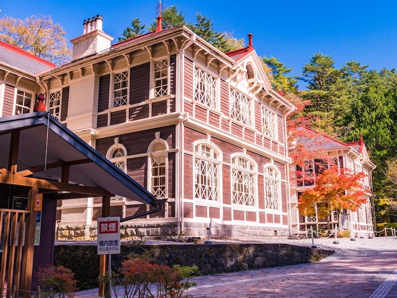 旧三笠ホテル旧三笠ホテルは、明治時代に建てられた洋館で、国の重要文化財に指定されています。クラシカルな建築と内装が美しく、当時の豪華な雰囲気を感じることができます。ホテル内の展示を見学しながら、軽井沢の歴史を学ぶことができます。