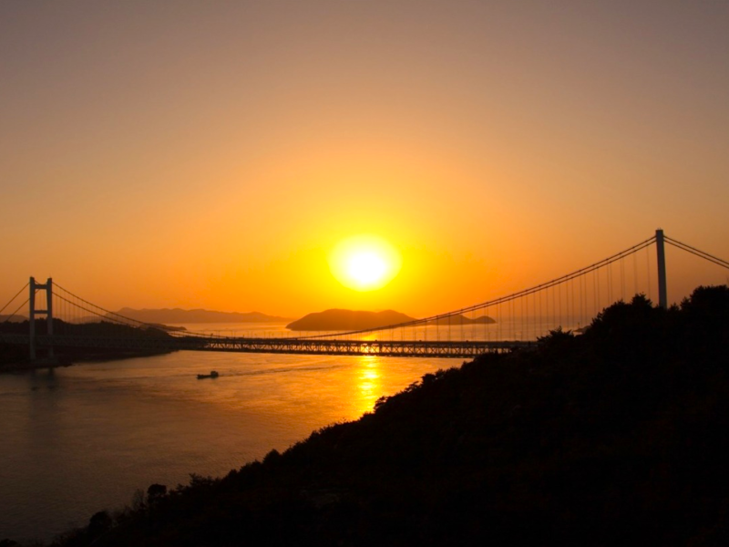 夕景夜景の絶景スポット鷲羽山エリアは、『夕景100選』と『夜景100選』の２つの絶景を持つ、最高のビュースポットです