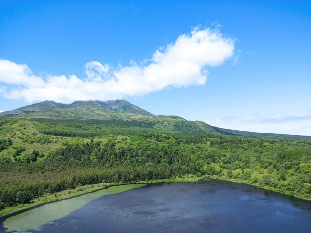 北海道：利尻島「利尻富士」と呼ばれる島のシンボル的存在の山が有名です。ミネラルたっぷりの利尻昆布を食べて育つ島のウニは、夏の味覚の代表格です。