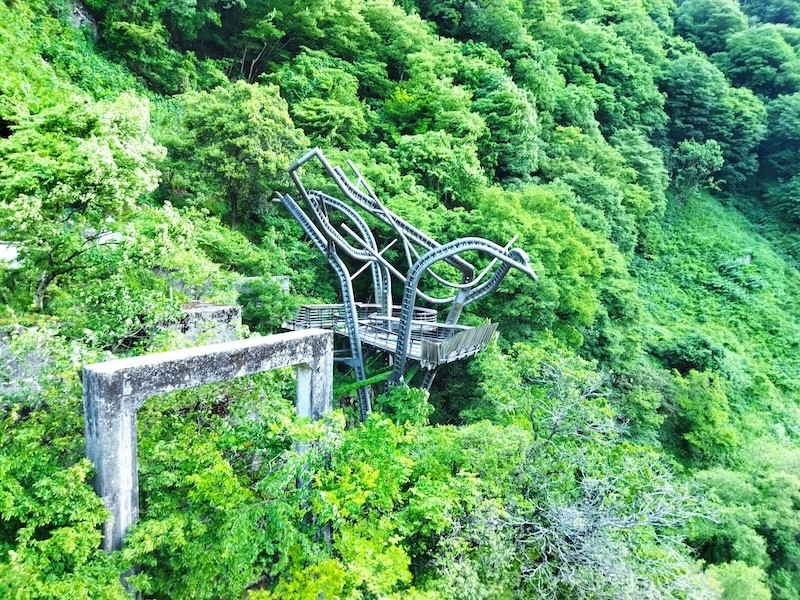 想影展望台黒部川や温泉街、スキー場、大原山の観音像、新山彦橋を渡るトロッコ電車などが一望できる人気の展望スポット。スペインの建築家・エンリック・ミラーレスが設計し、大空に鳥が飛び立つ雄姿をイメージした斬新なデザインが特徴的です。