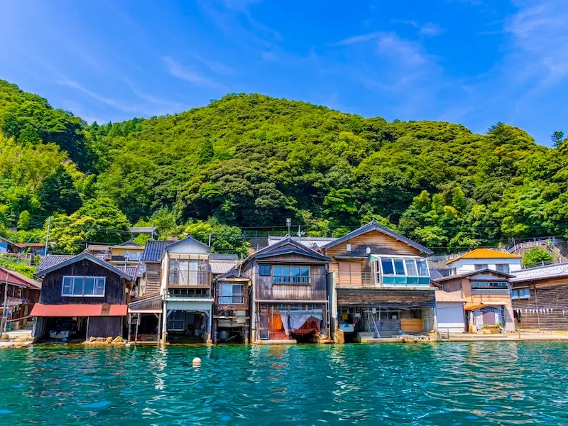 伊根の舟屋重要伝統的建造物群保存地区として国指定の舟屋は、約230件が伊勢湾沿いに並び、1階が船の格納庫、2階が物置の風情ある建物。観光客に人気があり、最近は居住や宿泊施設にも活用されています。