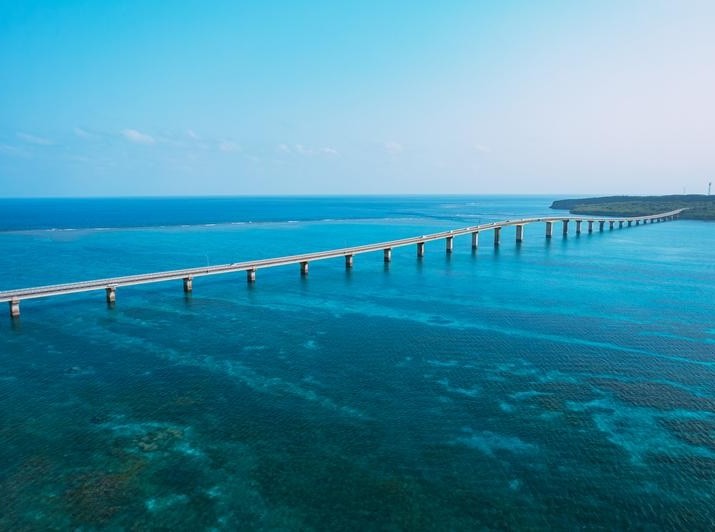 沖縄：伊良部島宮古島から伊良部大橋でつながる小さな島です。透き通るような青い海に囲まれており「伊良部ブルー」と呼ばれています。