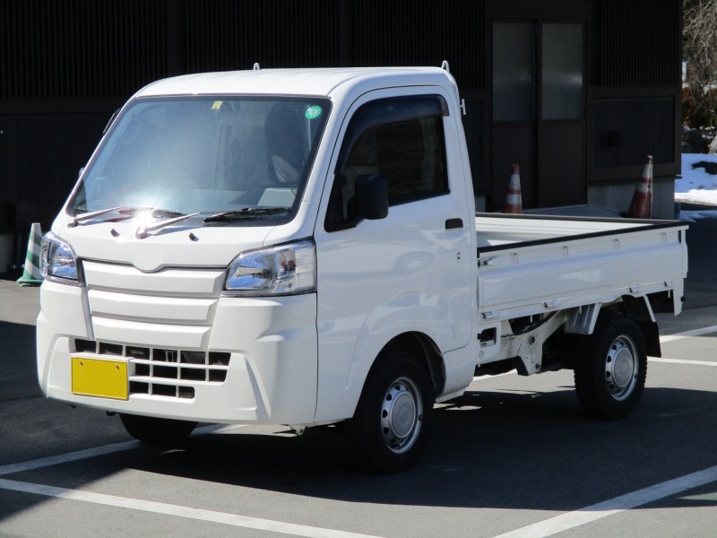 運搬収穫物をコンテナや軽トラックに積み込む力仕事。農業バイトの中でも特に体力を使う工程です