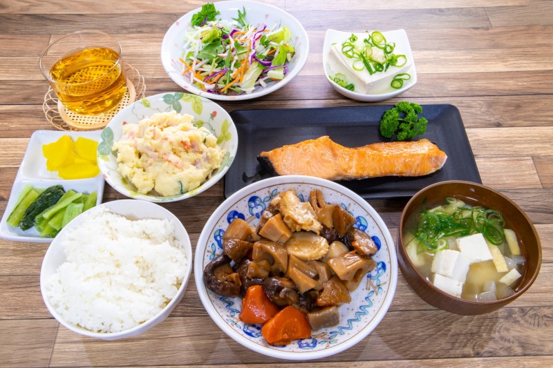 星のや軽井沢「山の懐石」日本料理「嘉助」で味わう、信州の食材と季節感を映した懐石。棚田の庭を眺めながら贅沢な時間を。