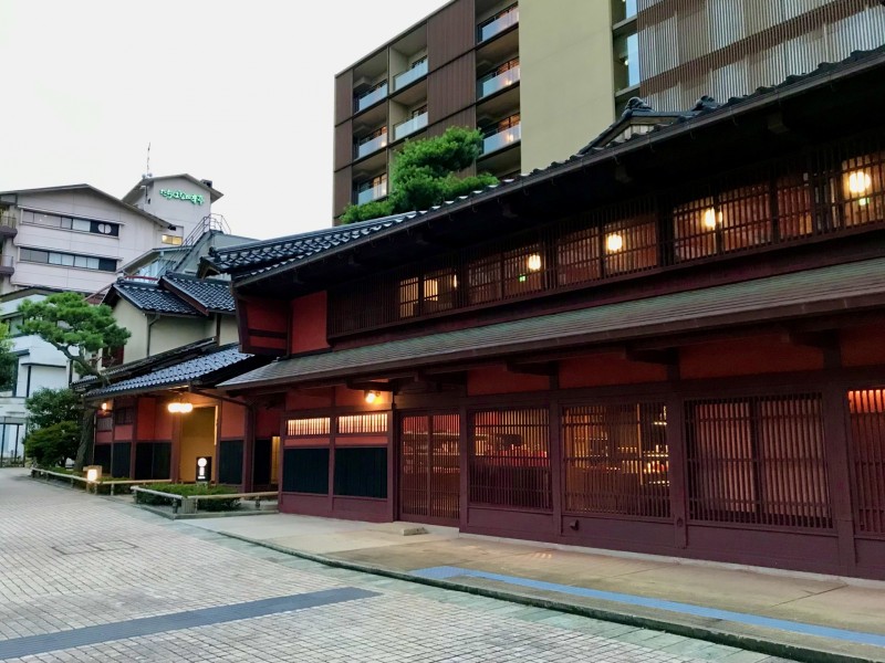 界シリーズご当地楽（地域文化体験）— 例：界 加賀の加賀獅子舞、界 津軽の津軽三味線生演奏、界 箱根の寄木細工体験