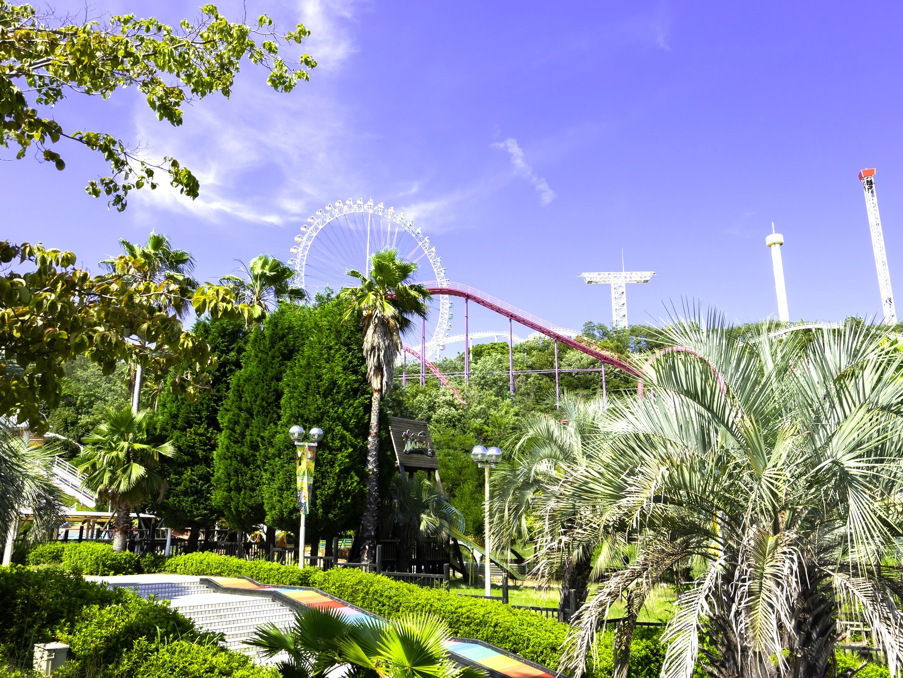 ブラジリアンパーク　鷲羽山ハイランド鷲羽山にあるブラジルをテーマとした遊園地です。絶叫系のアトラクションやファミリー向けのアトラクションはもちろん、夏にはプールが開く地元で人気の施設です。サンバショーは毎日開催されます。