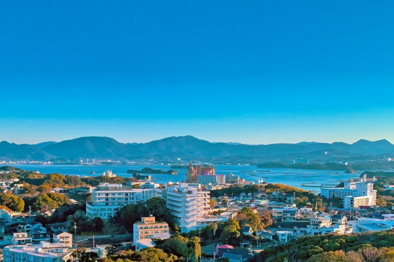 白浜関西圏の代表的マリンエリア。白良浜の真っ白な砂浜は沖縄にも匹敵する美しさで、海・温泉・観光が揃った贅沢ロケーションです。
