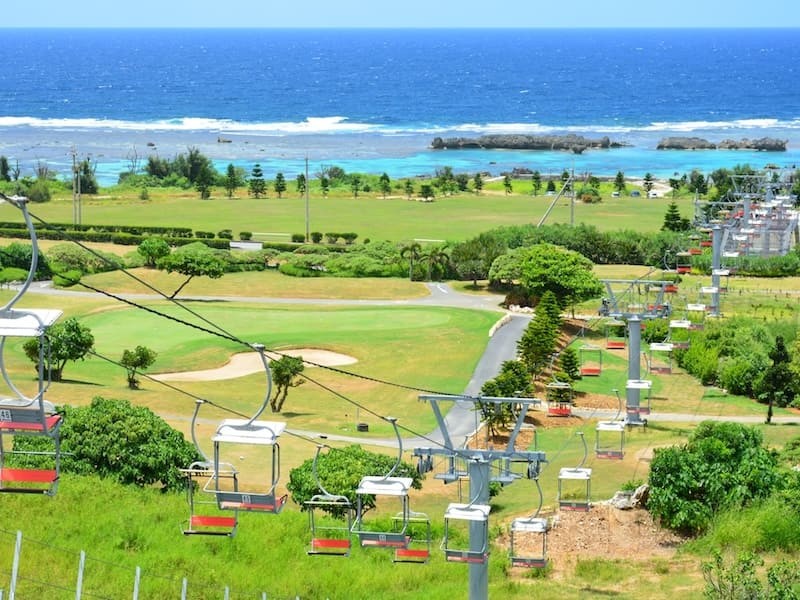 沖縄：宮古島日本一美しい海があると言われておりまるで海外に来たような気分を味わえます。空港があり本州からの直行便もそれなりに出ているので船が苦手な方でも離島に行けます。